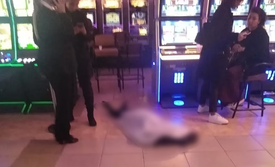 Una mujer murió en un bingo de Mar del Plata y los apostadores siguieron jugando al lado del cuerpo | Actualidad