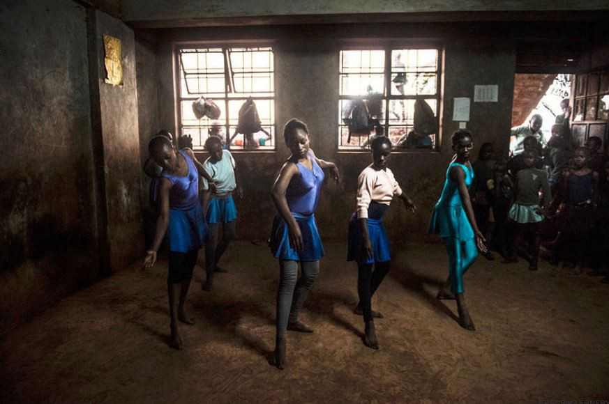 La historia del fotógrafo que retrata la magia del ballet en un barrio pobre de África | Curiosidades
