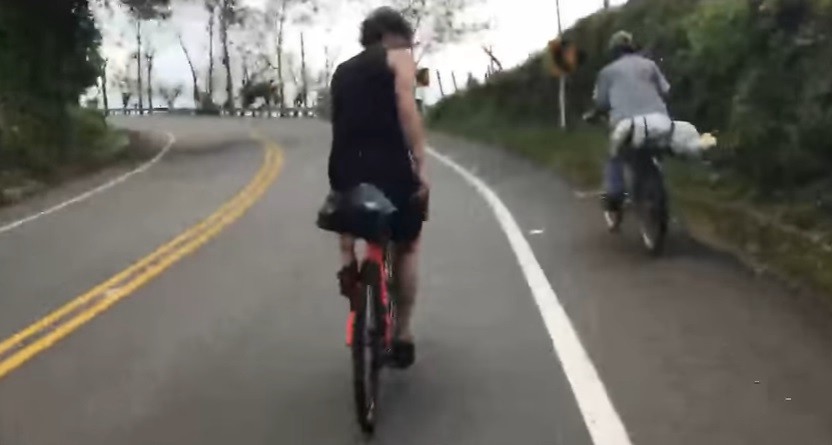 Campesino colombiano de 63 años ridiculiza a dos triatletas franceses en bicicleta | Curiosidades