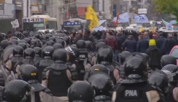 Protesta salarial de choferes de colectivos en Puente Pueyrredón: incidentes con la Prefectura | Actualidad
