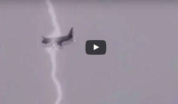 Video impactante: un avión atravesado por un rayo en pleno vuelo | Curiosidades