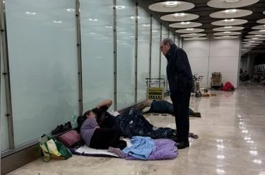 España: tensa situación con migrantes sin techo en el aeropuerto de Barajas | Internacionales