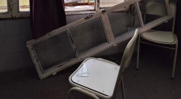 Grave incidente en una escuela de La Plata: una auxiliar herida por la caída de una ventana | Actualidad