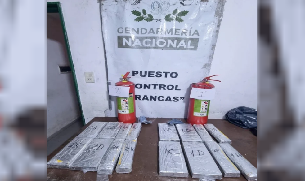 Transportaba en micro dos matafuegos con 12 kilos de cocaína: quedó detenido | Actualidad