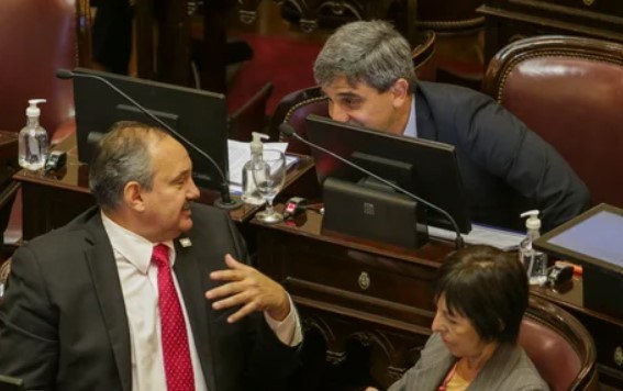 Proponen usar el impuesto a los combustibles para que las provincias arreglen las rutas | Política