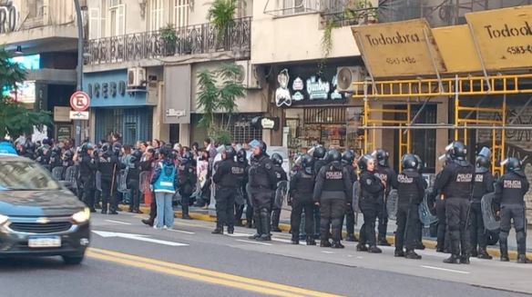 "La policía reprimió a los actores": tensión en el abrazo en defensa del Instituto Nacional del Teatro | Actualidad