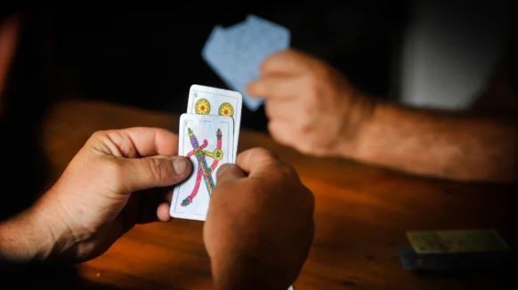 Apuñaló y mató a su amigo durante un partido de truco en Neuquén | Actualidad