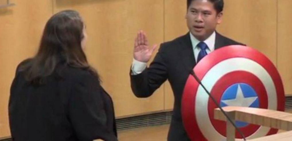 Concejal de EE.UU. prestó juramento a su cargo con escudo del Capitán América | Curiosidades