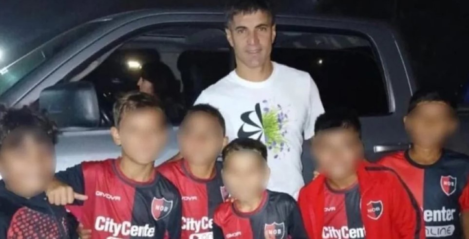 Escándalo en Newell’s: sancionaron a seis chicos por sacarse una foto con un jugador de Rosario Central | Deportes