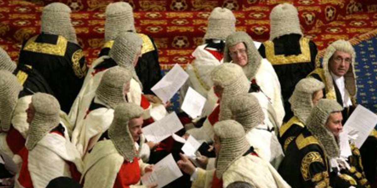 La Cámara de los Comunes abandona sus tradicionales pelucas blancas | Curiosidades