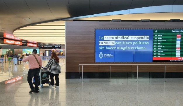 El Gobierno exhibió un cartel en Ezeiza contra la "casta sindical" por la cancelación de vuelos | Política
