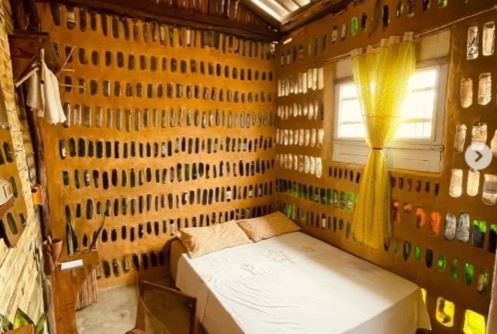 El caso de la mujer que frotó botellas y, en vez de un genio, sacó una casa | Internacionales