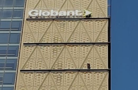 Detuvieron a un mendocino que escaló 15 pisos de una torre de Puerto Madero sin arnés | Actualidad