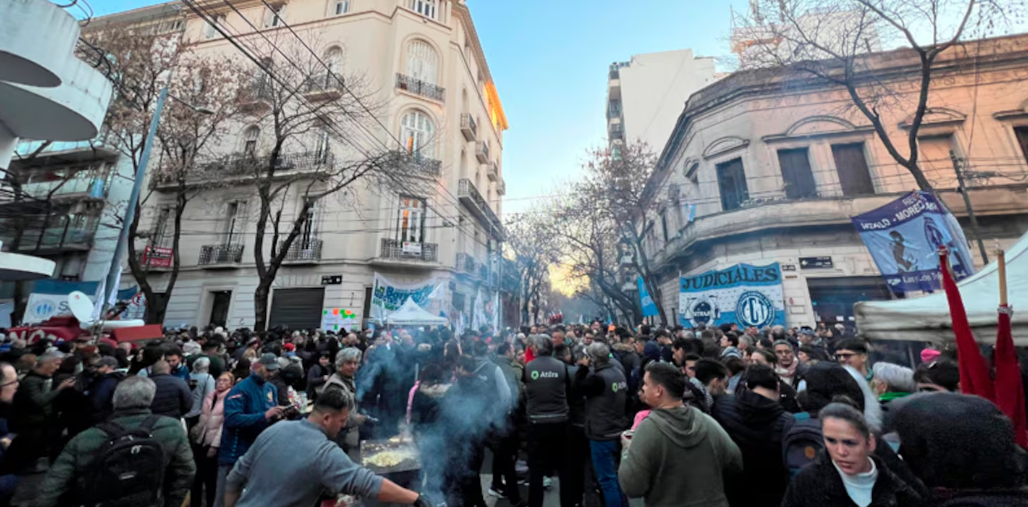 Desalojan a los militantes que acampaban frente al departamento de Cristina Kirchner | Actualidad