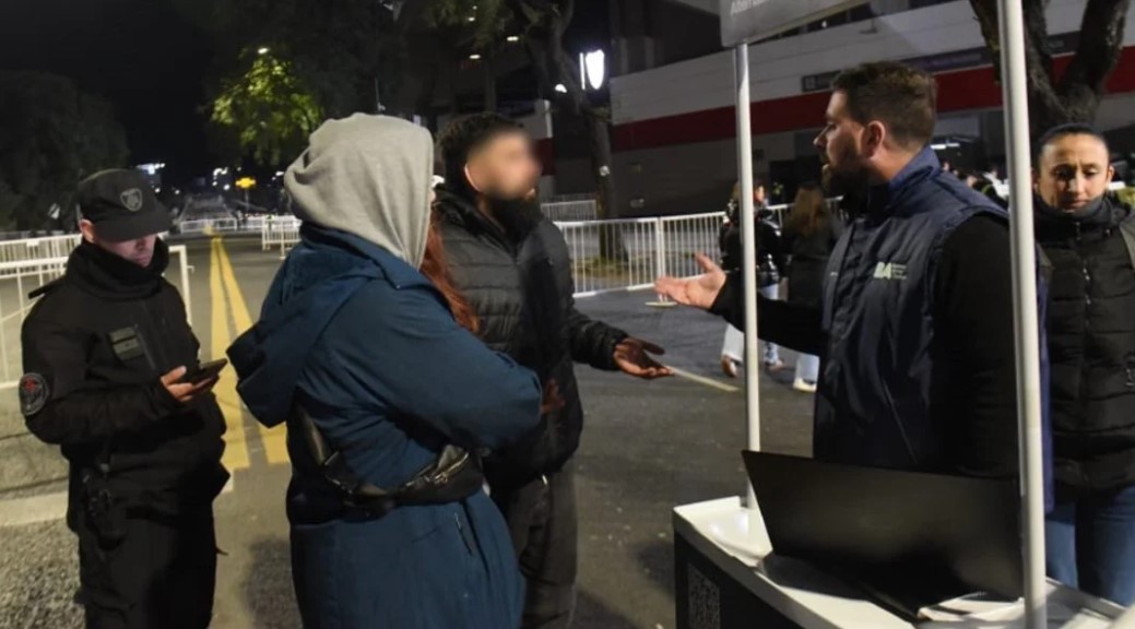 Identificaron a dos deudores alimentarios en la previa de un recital en River | Actualidad