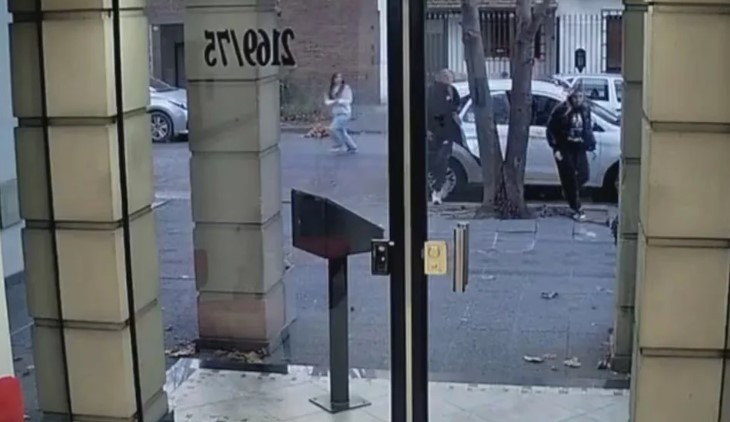 Brutal asalto en Lanús: delincuentes atacaron a tres mujeres y les sacaron el auto a plena luz del día | Actualidad