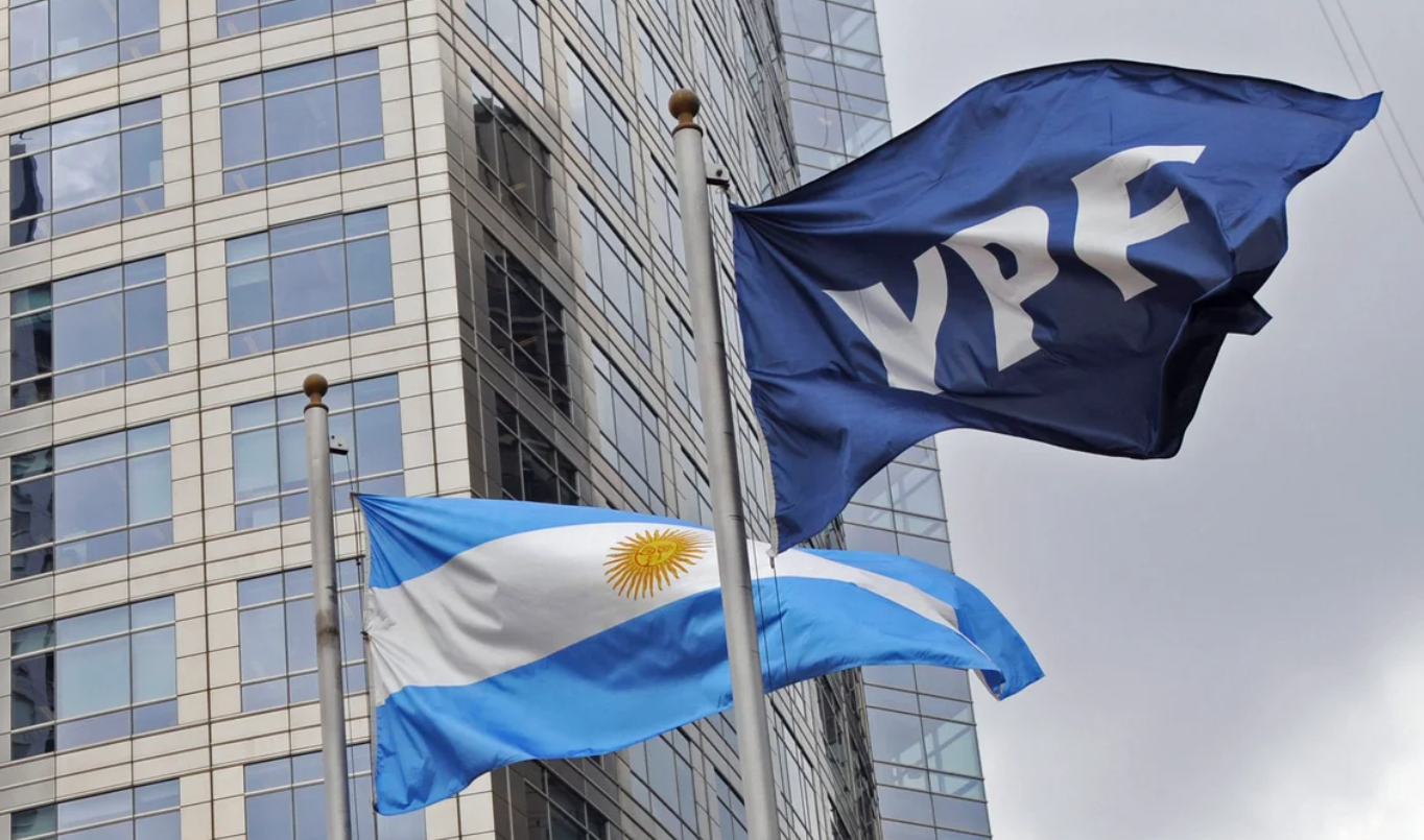 Las 10 claves del fallo que obliga a la Argentina a entregar el 51% de YPF | Economía