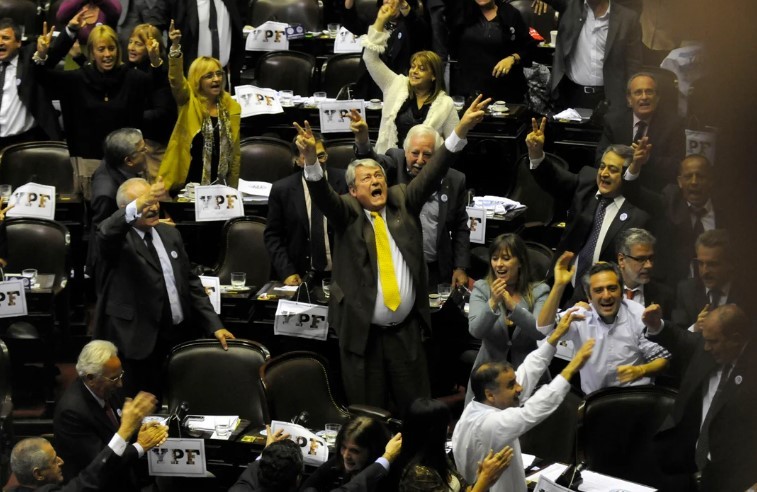 El archivo que condena a todos: la detallada lista de los que votaron la expropiación de YPF | Política