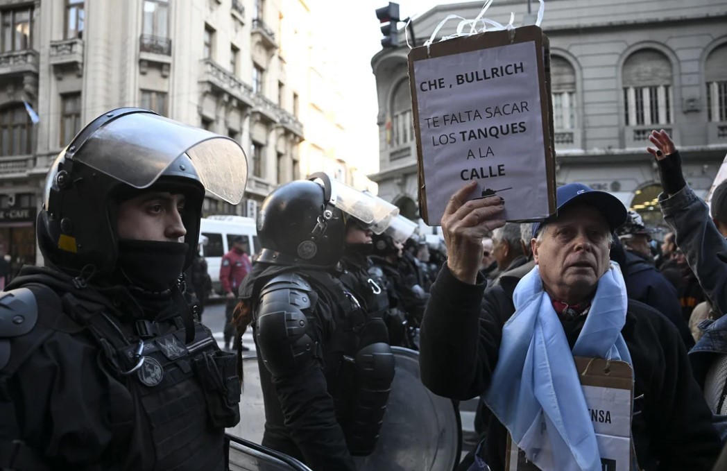 Los jubilados volvieron a marchar al Congreso y rindieron homenaje al fotógrafo Pablo Grillo | Política