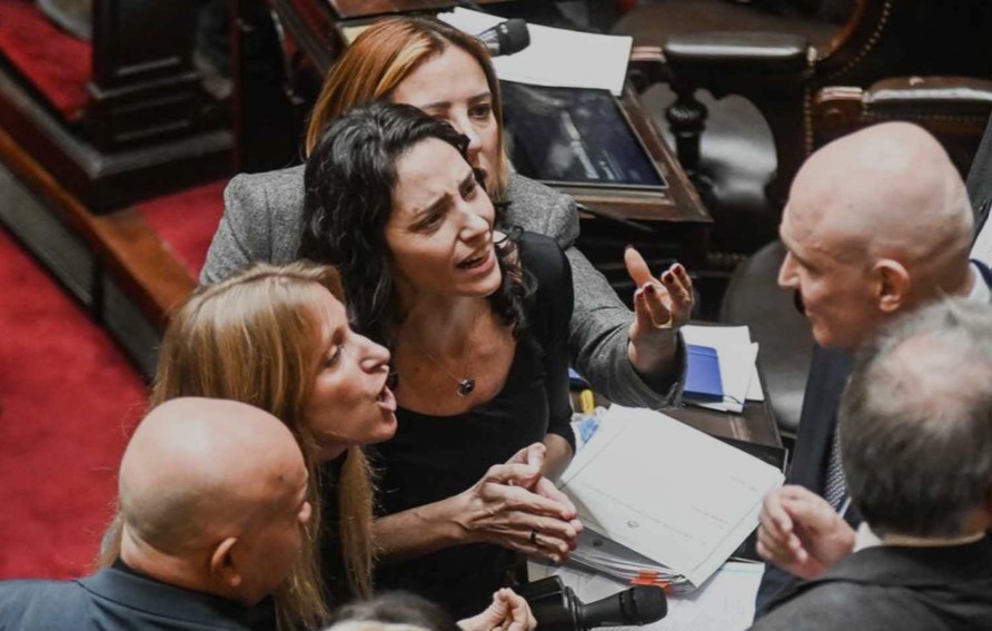 Empujones, gritos e insultos a Espert: por qué se levantó la sesión en Diputados | Política