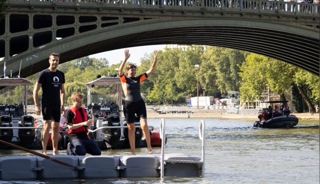 Los bañistas volvieron a sumergirse en aguas del Sena, un siglo después | Internacionales
