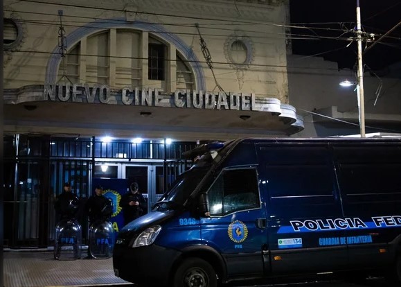 Ciudadela: allanaron un cine "porno" y detuvieron a los dueños por explotación sexual | Actualidad