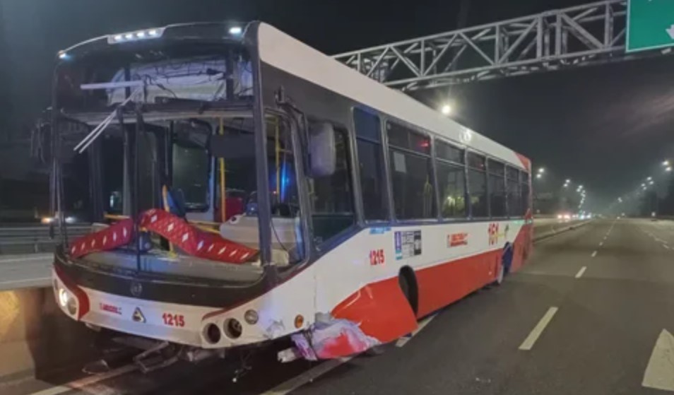 Corte total en General Paz: un colectivo chocó contra el guardarraíl y se cruzó de mano | Actualidad