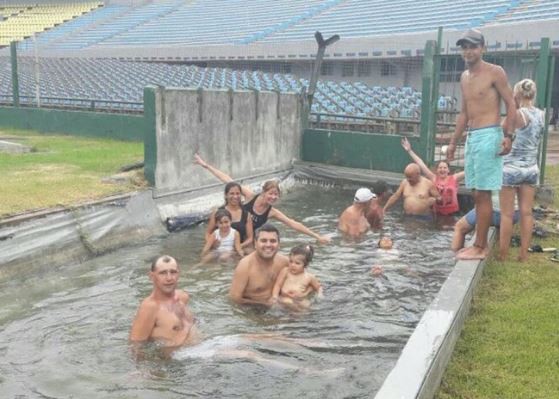 Una familia uruguaya utilizó la fosa del Estadio Centenario como pileta | Curiosidades