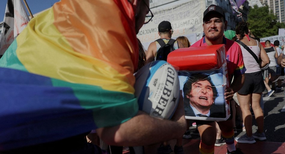 Una ley busca prohibir los tratamientos de cambio de género con fondos públicos | Política