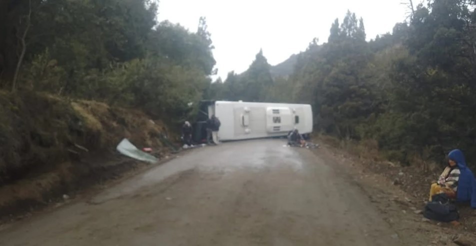 Impactante vuelco de un micro en Villa Traful: hay 20 turistas heridos | Actualidad