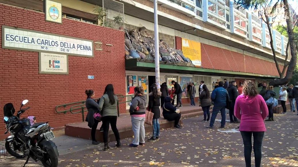 La Boca: detienen a la mamá y a la abuela de un nene por clavarle una birome al director de una escuela | Actualidad