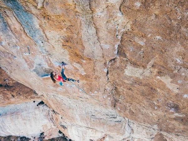 Una joven de 19 años alcanza un nuevo récord en escalada | Curiosidades