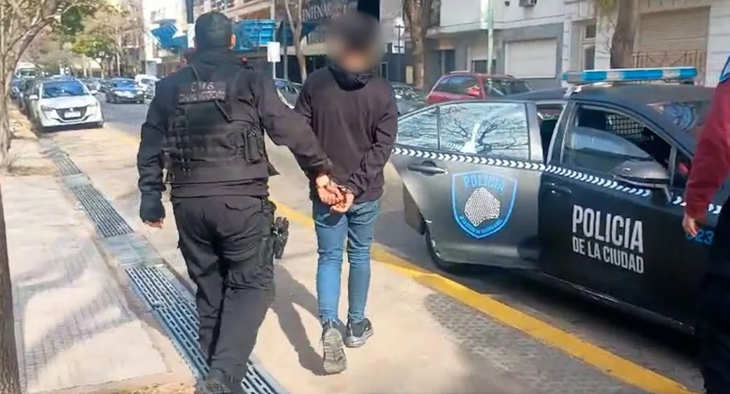 Atraparon en Parque Centenario al "ladrón respetuoso" gracias al GPS del celular que robó | Actualidad