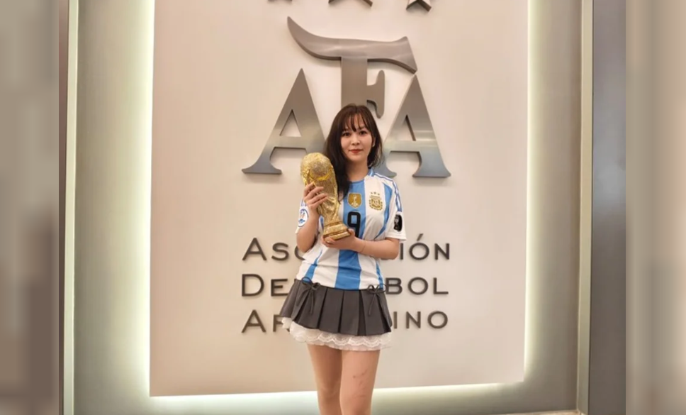 Es china y recorre las canchas de Argentina para encontrar al joven que la defendió en la Copa América | Actualidad