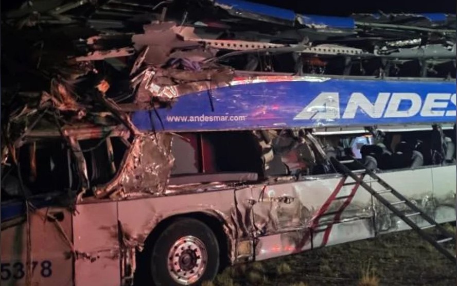 Choque fatal entre un camión y un micro en Santa Cruz: cuatro muertos y al menos 20 heridos | Actualidad