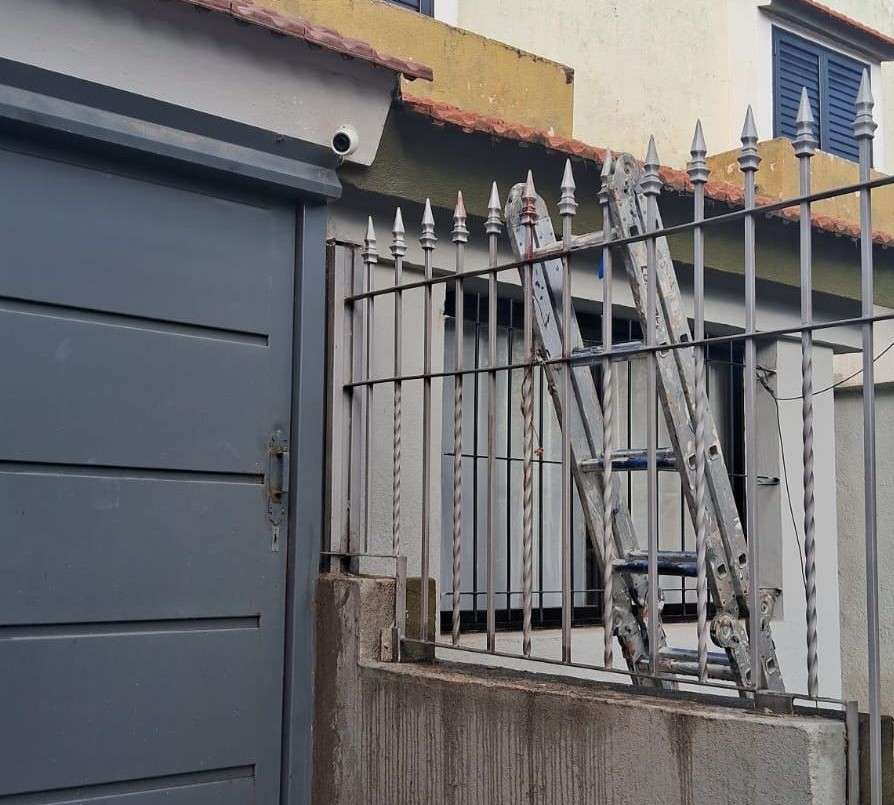 Quedó incrustado en una reja mientras arreglaba un techo | Actualidad