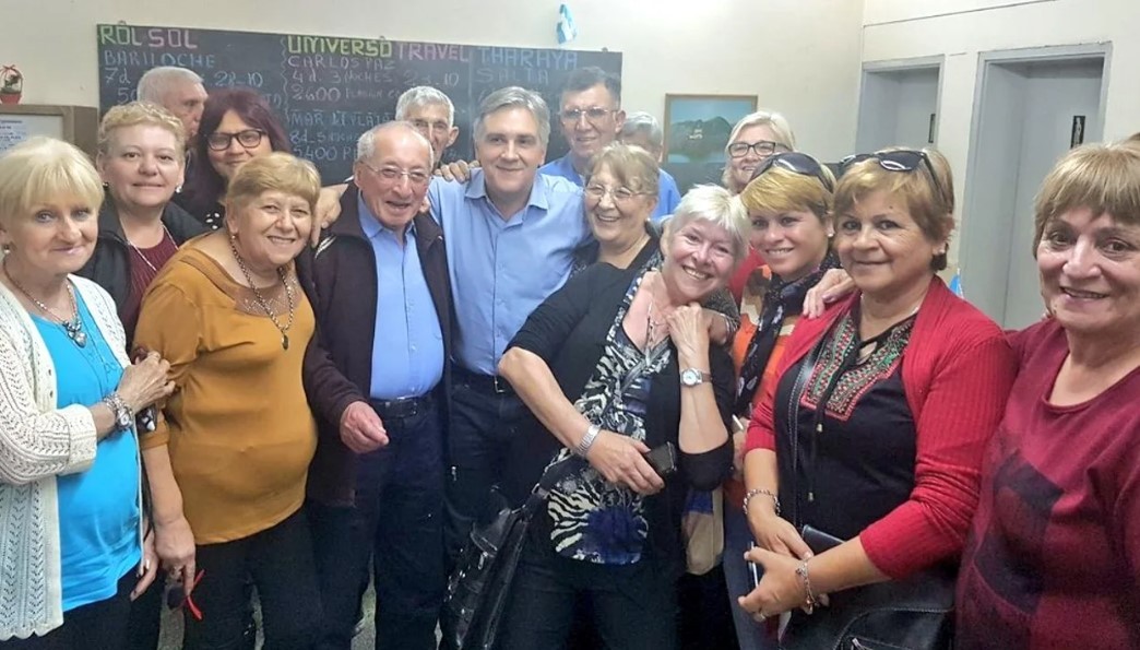 Llaryora aumenta el haber mínimo jubilatorio y otorga un bono a jubilados | Política