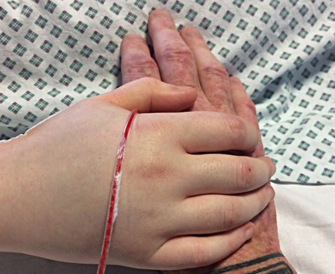 El padre que publicó fotos de la agonía de su hija como una forma de denunciar el bullying que sufrió | Curiosidades