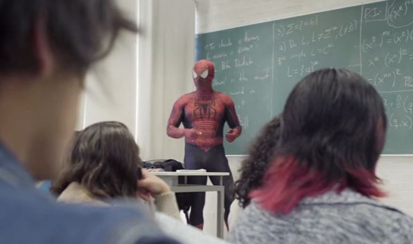 Profesor universitario se viste de "Hombre Araña" para dar clases en México | Curiosidades