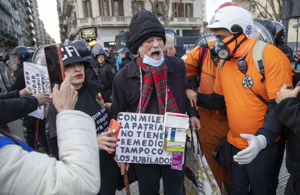 Siete detenidos en una nueva marcha de jubilados al Congreso | Política