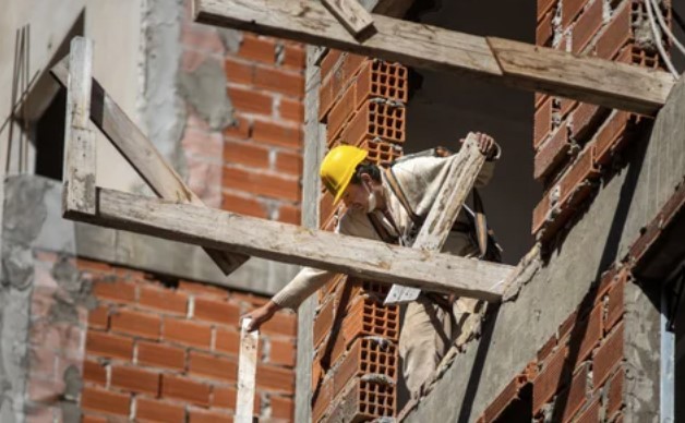 Un dato que ilusiona al Gobierno: la construcción pegó un salto del 13,9% y acumula un semestre de crecimiento | Economía