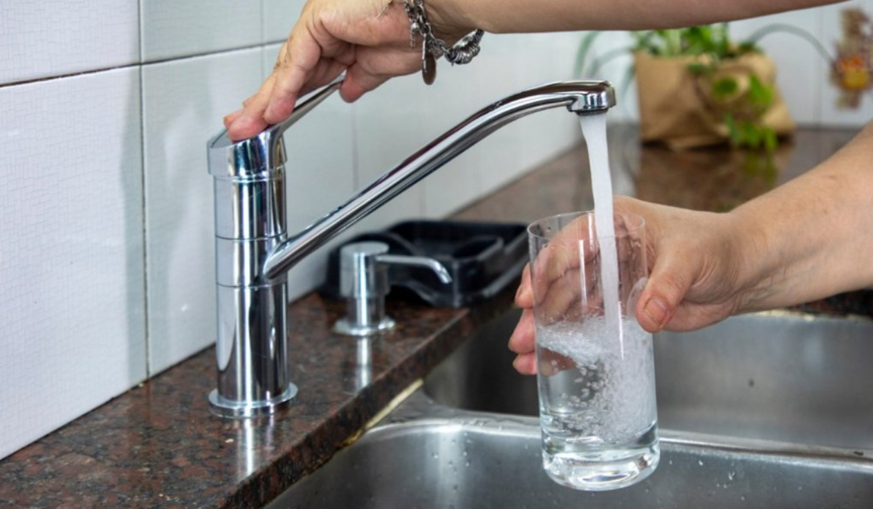 La Justicia frenó el decreto que habilita los cortes de agua residenciales por falta de pago | Política