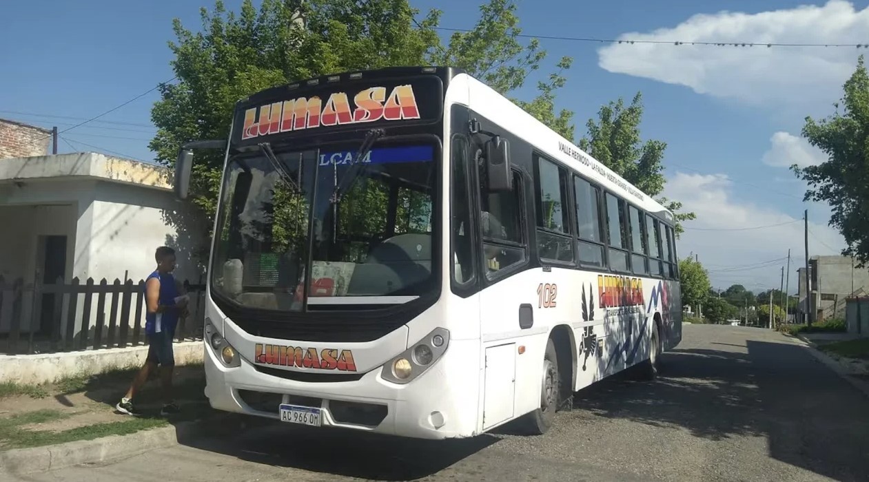 Córdoba: bajó del colectivo y murió al ser atropellado por un auto | Actualidad