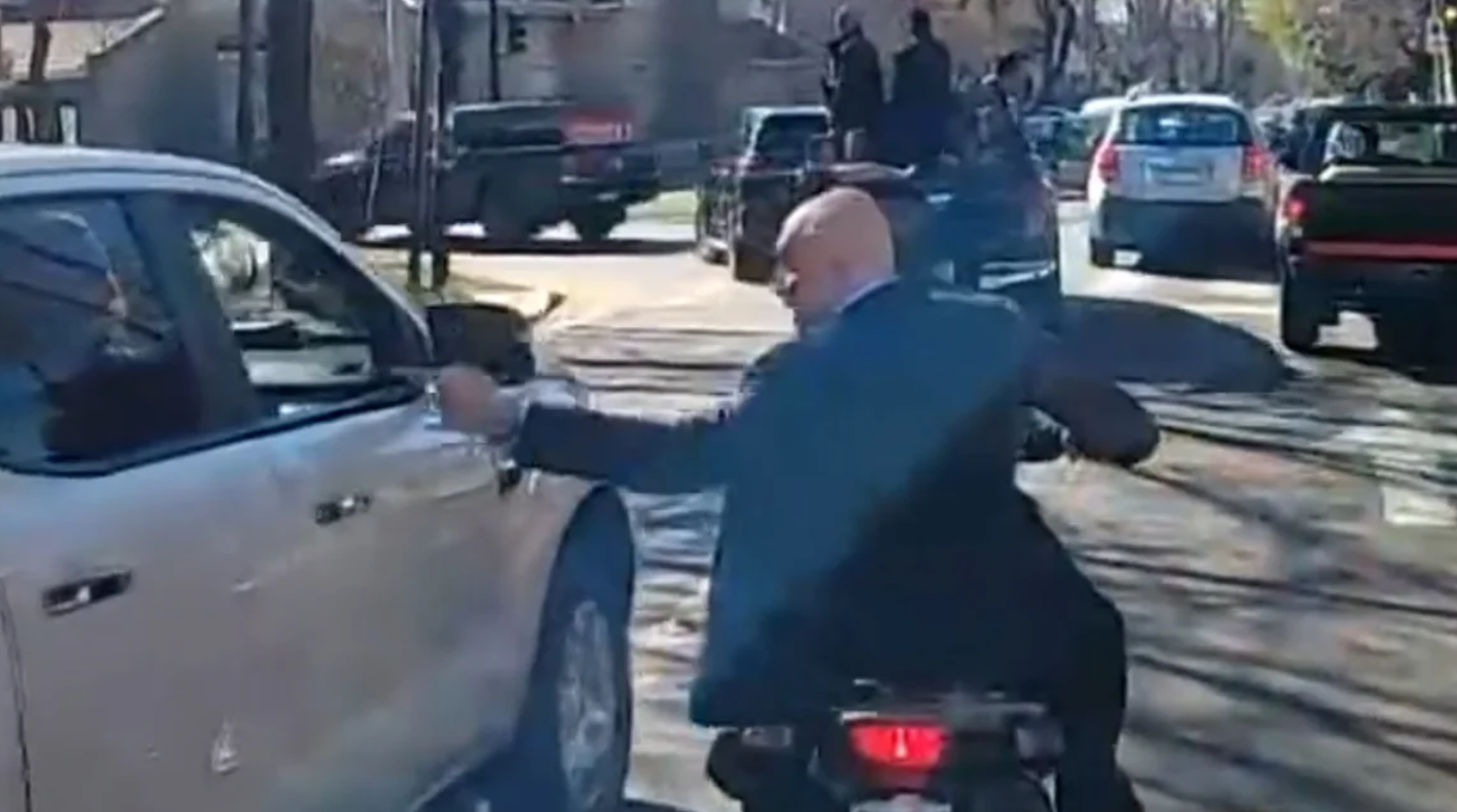 El "héroe" de Espert: el motoquero que lo rescató era un barrabrava con una causa por intento de homicidio | Política