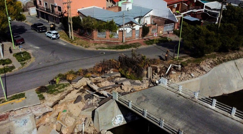 Comenzaron obras de reconstrucción de puentes de canal afectado por temporal en Bahía Blanca | Actualidad