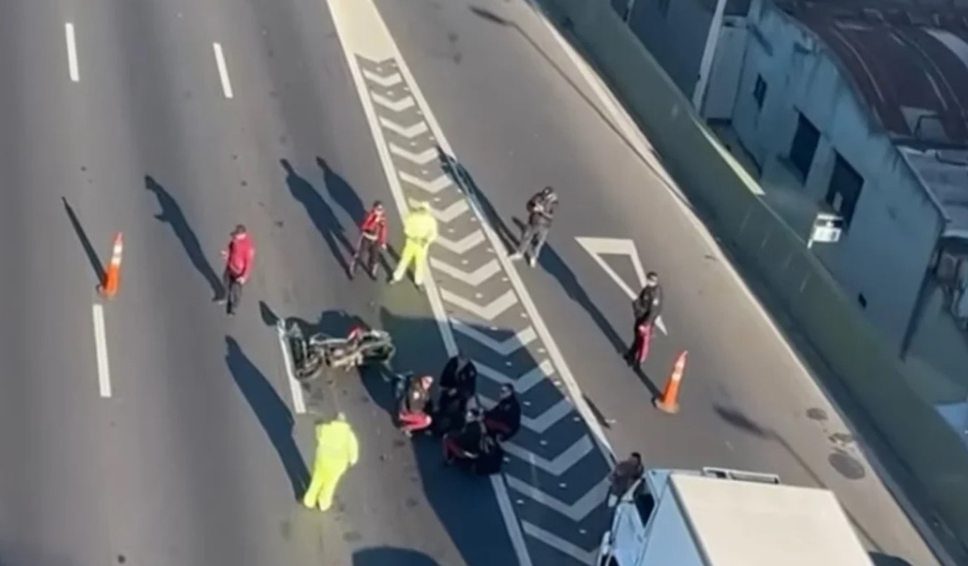 Un motociclista resultó gravemente herido tras chocar con un auto en la autopista 25 de Mayo | Actualidad