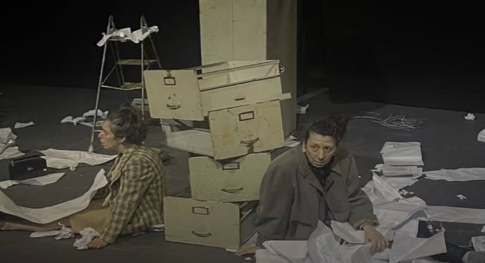 "Quien sea llega tarde", una distopía humana en la que el refugio es la imaginación | Espectáculos