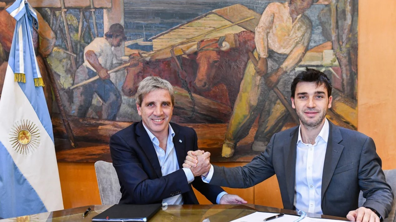 Luis Caputo firmó convenios con Chubut y Tucumán para extinguir deudas y transferir obras y viviendas | Política