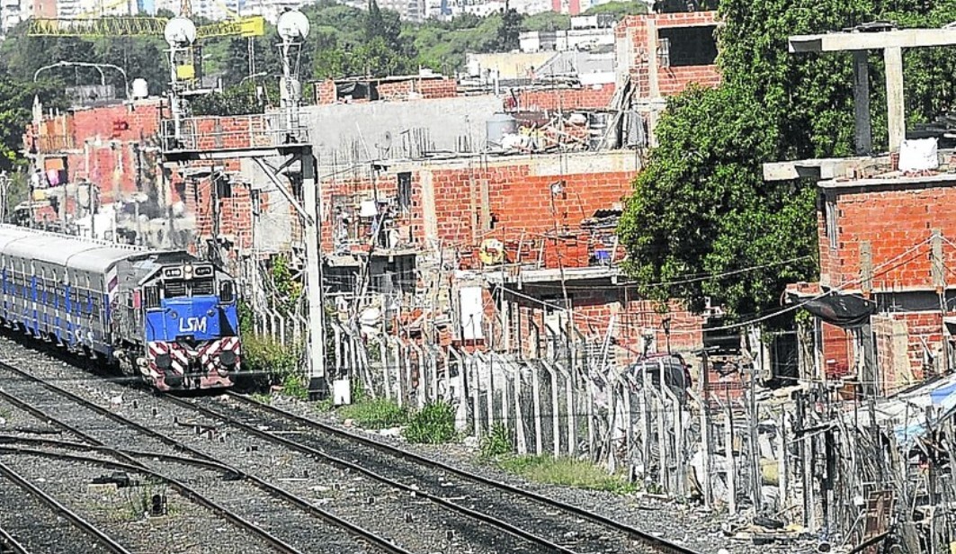 La Carbonilla, el barrio popular que crece escondido junto a las vías en La Paternal | Actualidad