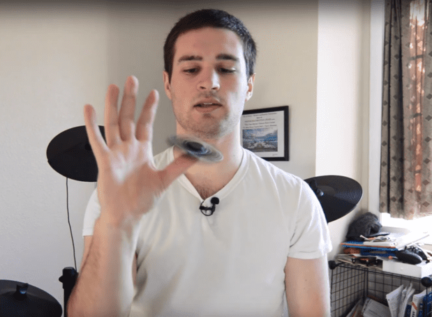 Fidget Spinner, el trompo que es furor entre los estudiantes de Estados Unidos | Curiosidades